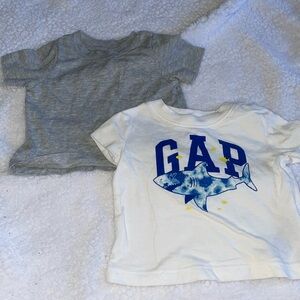 2 VGUC gap T-shirt bundle zie 0-3 months